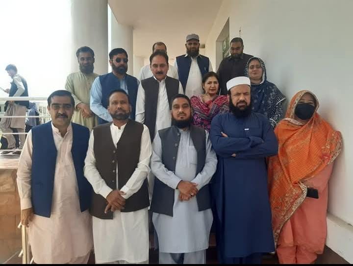 جھامرہ (تعلیم نامہ نیوز)
گورنمنٹ ہائر سیکنڈری سکول جھامرہ (تحصیل غازی) کے پرنسپل ڈاکٹر عمران خان نے یونیورسٹی آف ہری پور سے کامیابی کے ساتھ اپنے پی ایچ ڈی مقالے کا دفاع کر کے پی ایچ ڈی کی ڈگری مکمل کر لی ہے۔
ڈاکٹر عمران خان کا تحقیقی مقالہ
"انگریزی لکھنے میں طلبہ کی تعلیمی کارکردگی، خود فیصلے کرنے کی صلاحیت، اور سوچنے سمجھنے کی قوت پر مختلف تدریسی طریقوں کے اثرات"
کے موضوع پر مبنی تھا، جس میں انہوں نے موجودہ تعلیمی نظام میں طلبہ کی زبان، فہم اور تنقیدی سوچ کی نشوونما پر روشنی ڈالی۔
یہ کامیابی نہ صرف ان کی ذاتی محنت کا نتیجہ ہے بلکہ یہ ضلع ہری پور اور تحصیل غازی کے تعلیمی شعبے کے لیے بھی ایک اہم سنگِ میل ہے۔ ان کی یہ علمی کاوش مستقبل کے اساتذہ اور محققین کے لیے بھی رہنمائی کا باعث بنے گی۔
تعلیمی و علمی حلقوں نے ڈاکٹر عمران خان کو اس نمایاں کامیابی پر مبارکباد پیش کی ہے اور توقع ظاہر کی ہے کہ وہ اپنے تجربات اور تحقیق سے مقامی سطح پر تعلیم کے معیار کو مزید بہتر بنانے میں کردار ادا کریں گے۔